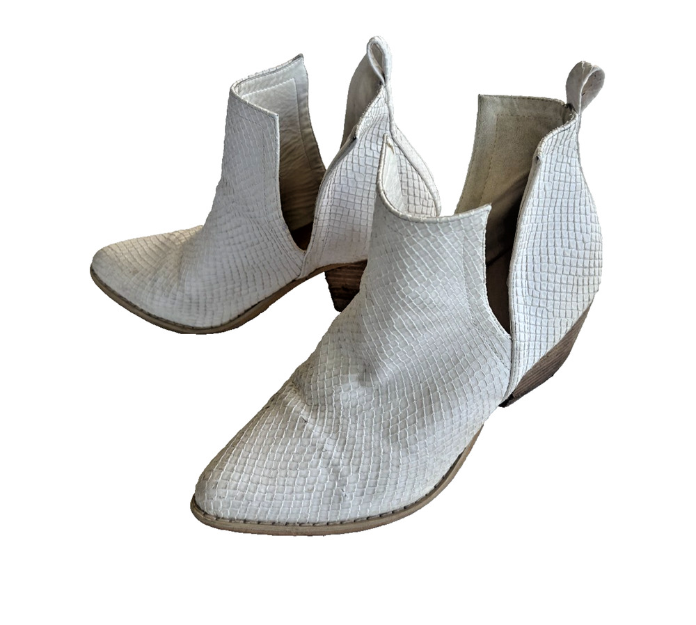 ARIDER GIRL SNAKE PRINT WOMEN'S ANKLE BOOTS Size 8 White Dress Boot